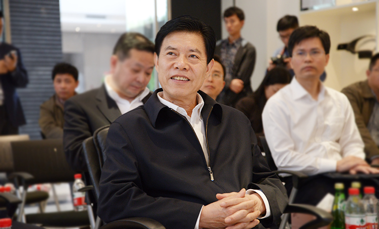 钟山听取王剑峰董事长对公司近况的汇报。 官网使用.jpg